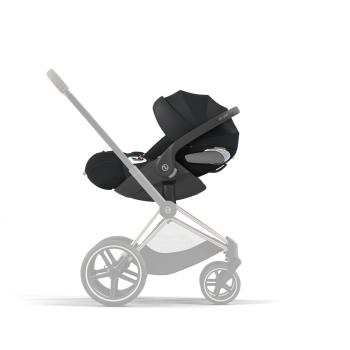 Babyschale auf dem Kinderwagen